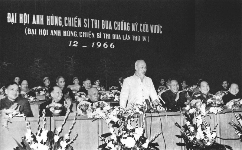 Ly Ngoc Ho va Te Thien Loi cap doi chinh trong len nham kieu hoa si diem voi tinh yeu gian lao